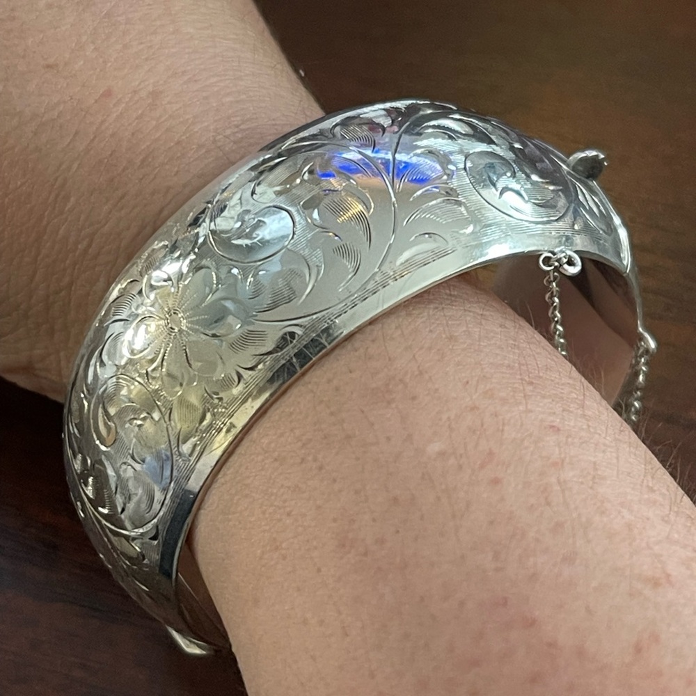 Antique solid sterling silver hand etched wide hinged bangle bracelet - Picture 2 of 9